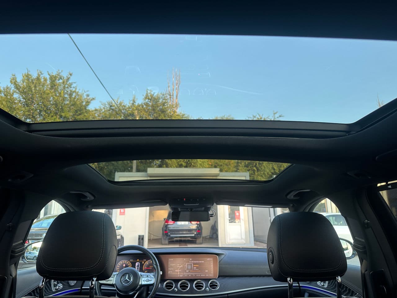 2020 Mercedes E 220 — Miniatură 18