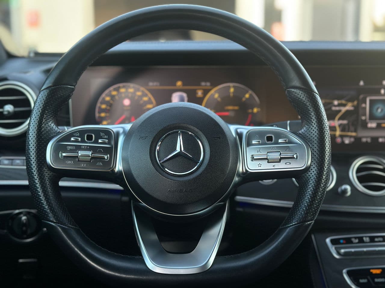 2020 Mercedes E 220 — Miniatură 10