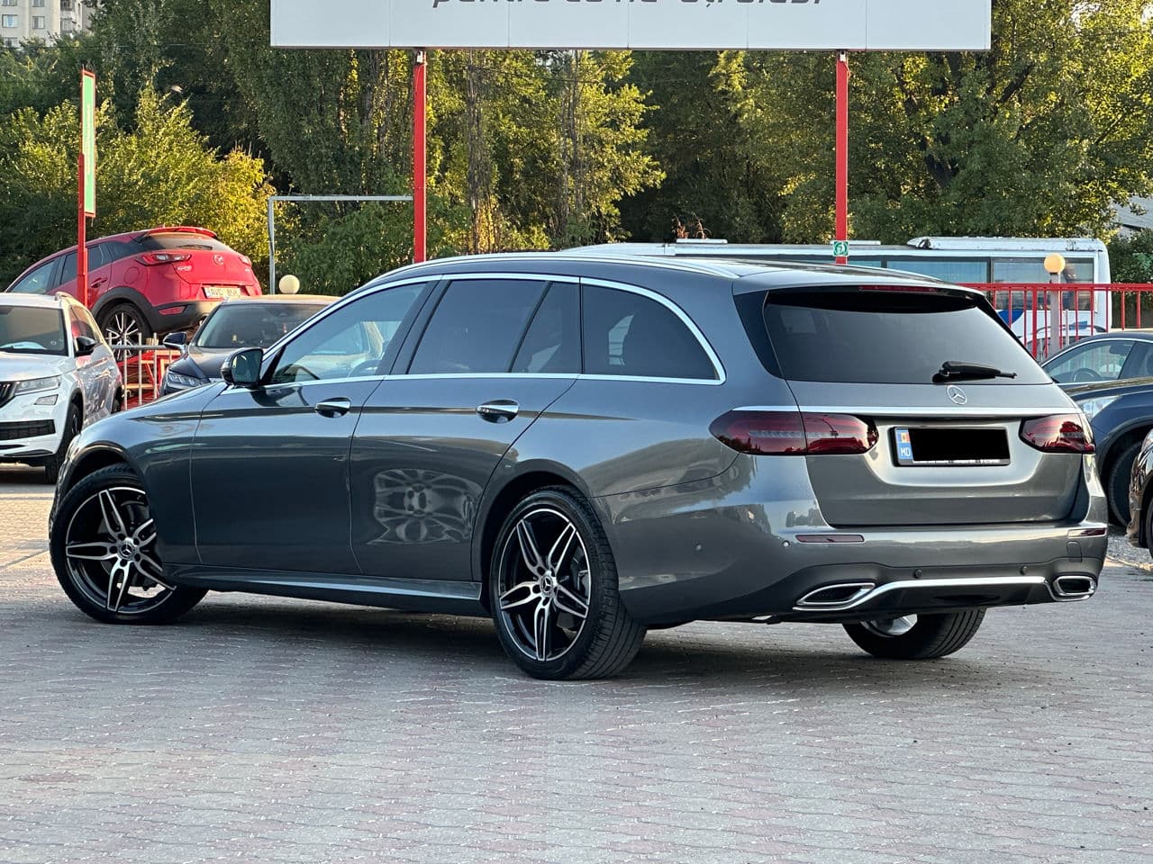 2020 Mercedes E 220 — Miniatură 2