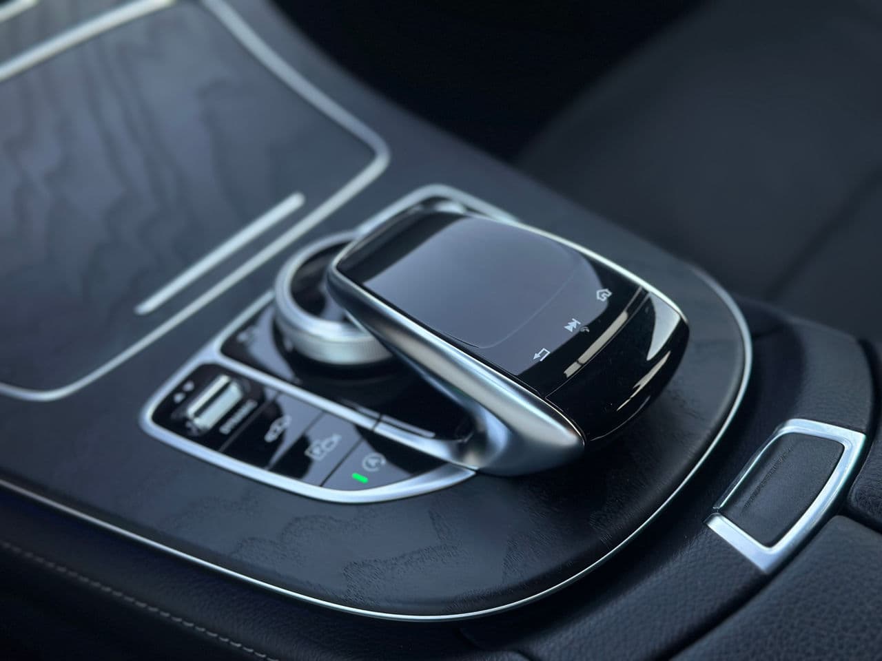 2020 Mercedes E 220 — Miniatură 15