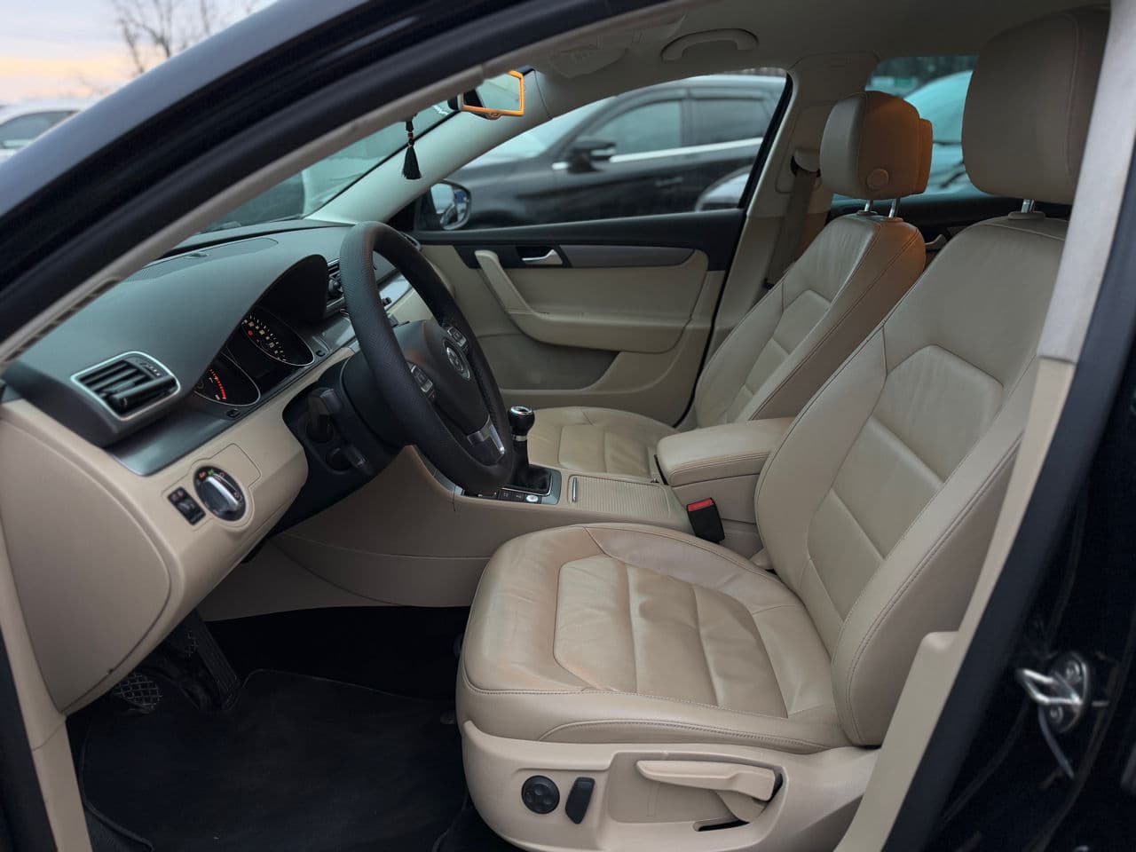 2011 Volkswagen Passat — Miniatură 5