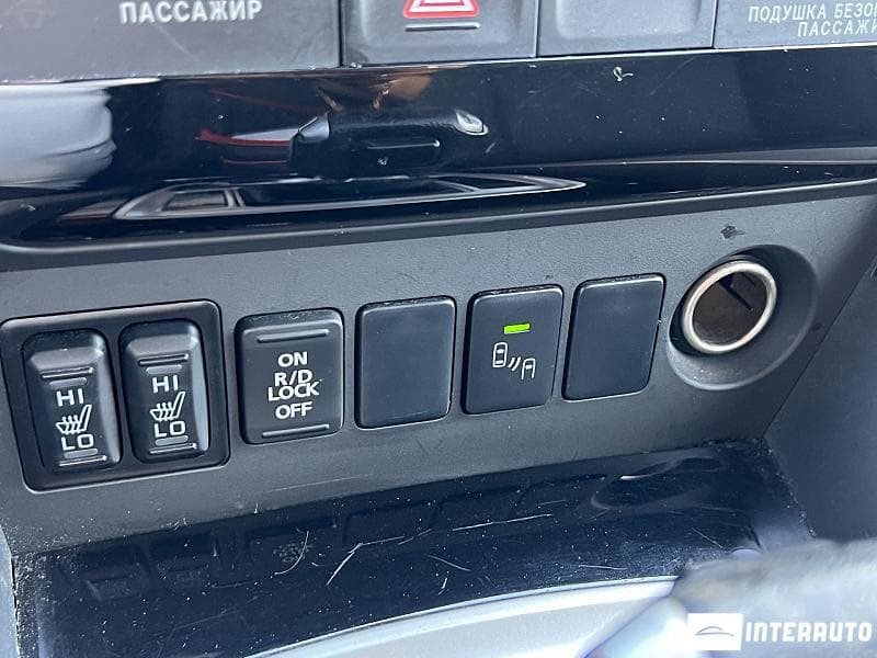 2016 Mitsubishi Pajero Sport — Miniatură 15