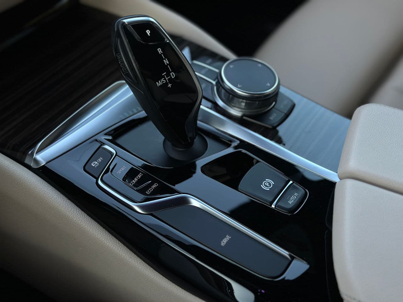 2017 BMW 530e — Miniatură 15