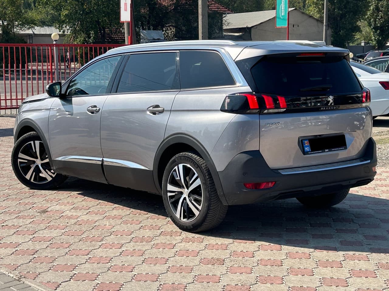 2018 Peugeot 5008 — Miniatură 2