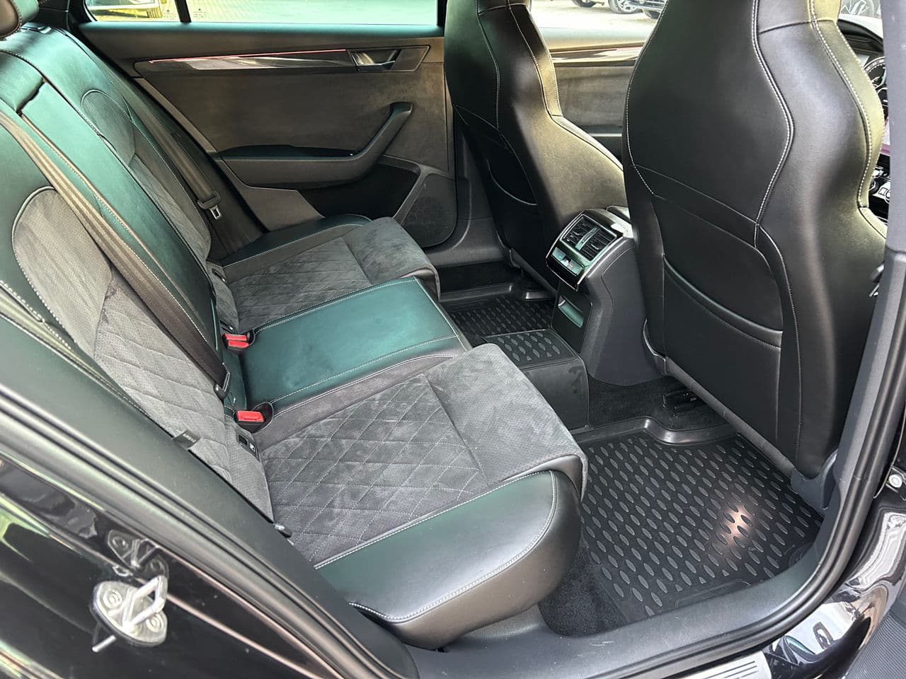 2018 Skoda Superb — Miniatură 21