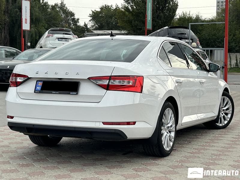 2021 Skoda Superb — Miniatură 3