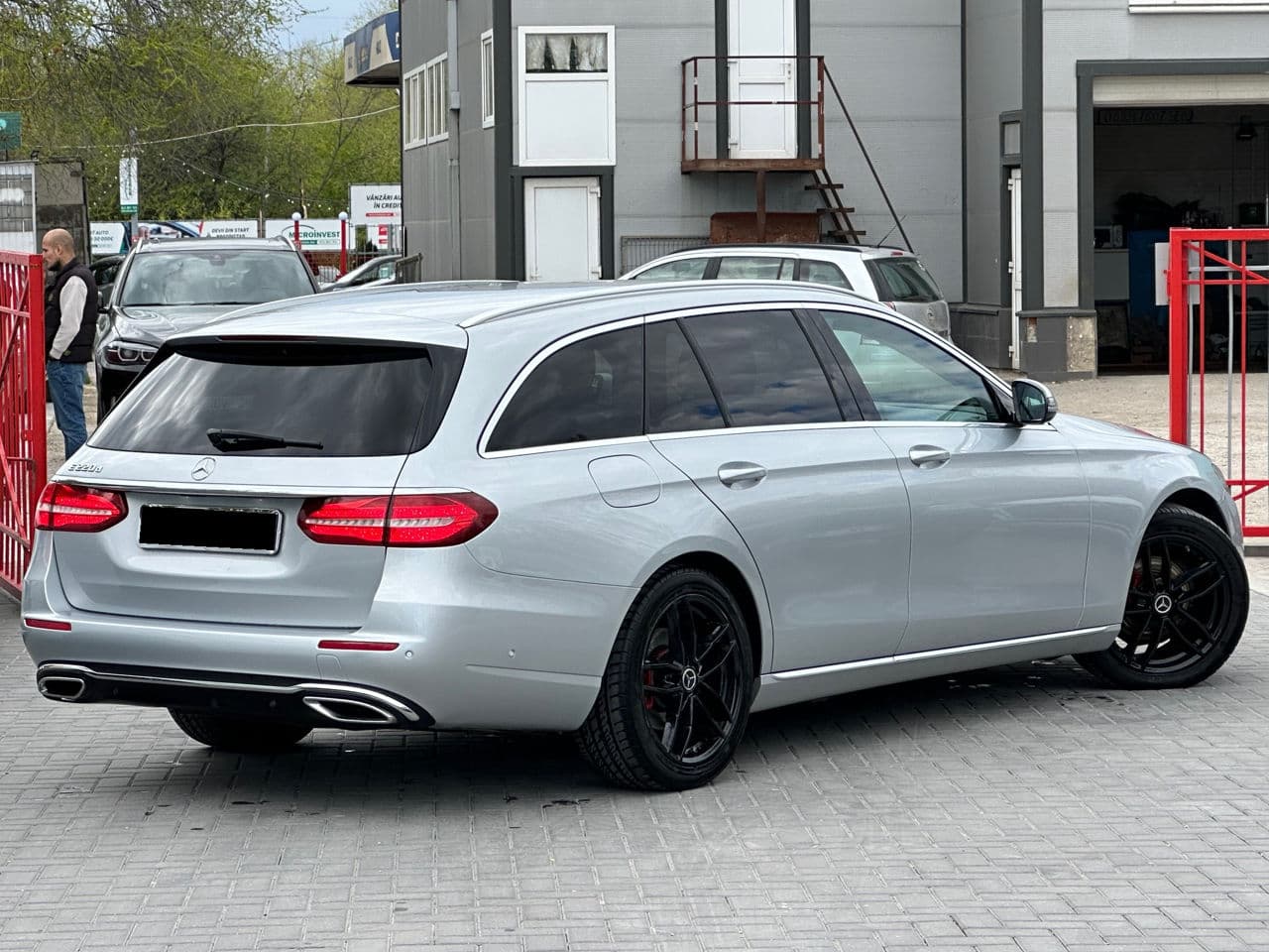 2016 Mercedes E 220 — Miniatură 3