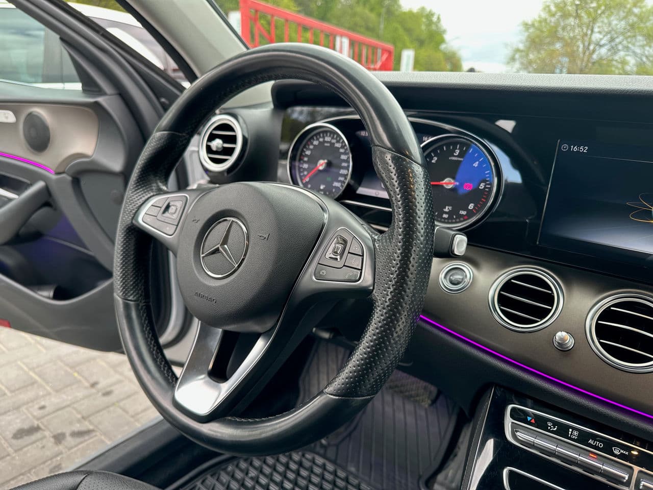 2016 Mercedes E 220 — Miniatură 8
