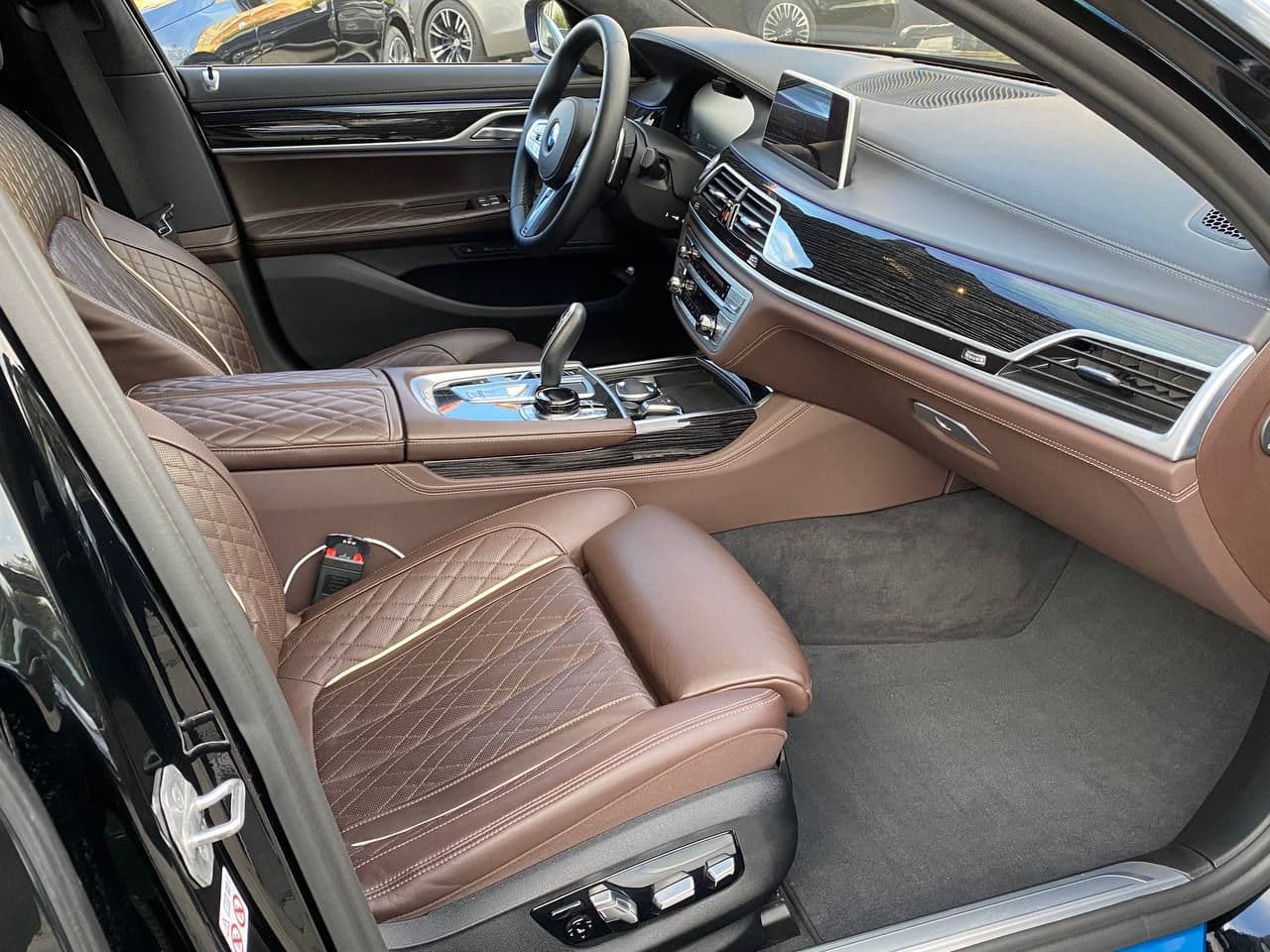 2020 BMW 750 — Miniatură 9