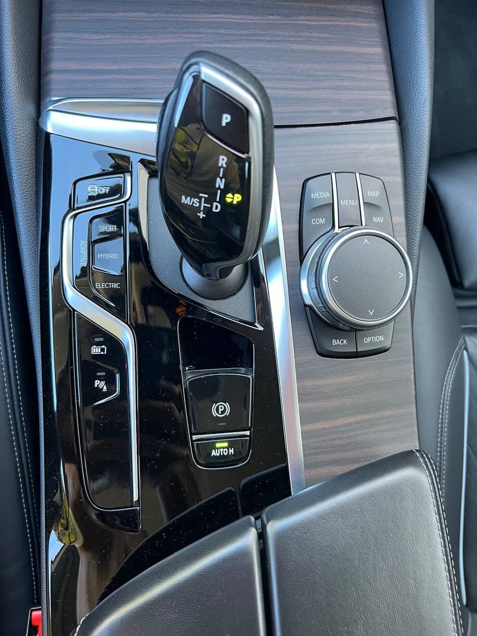 2021 BMW 545e — Miniatură 14