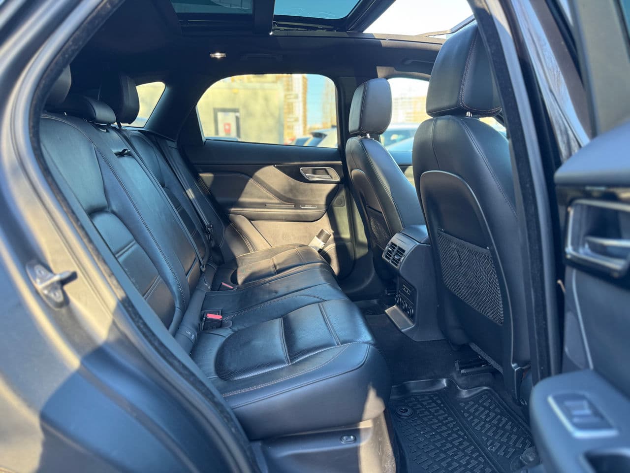 2017 Jaguar F-Pace — Miniatură 17
