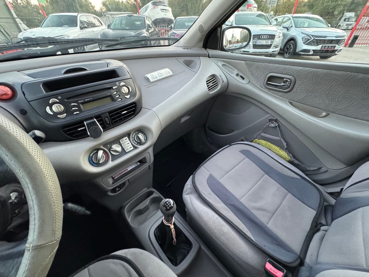 Nissan Almera Tino 2001 — Миниатюра 14