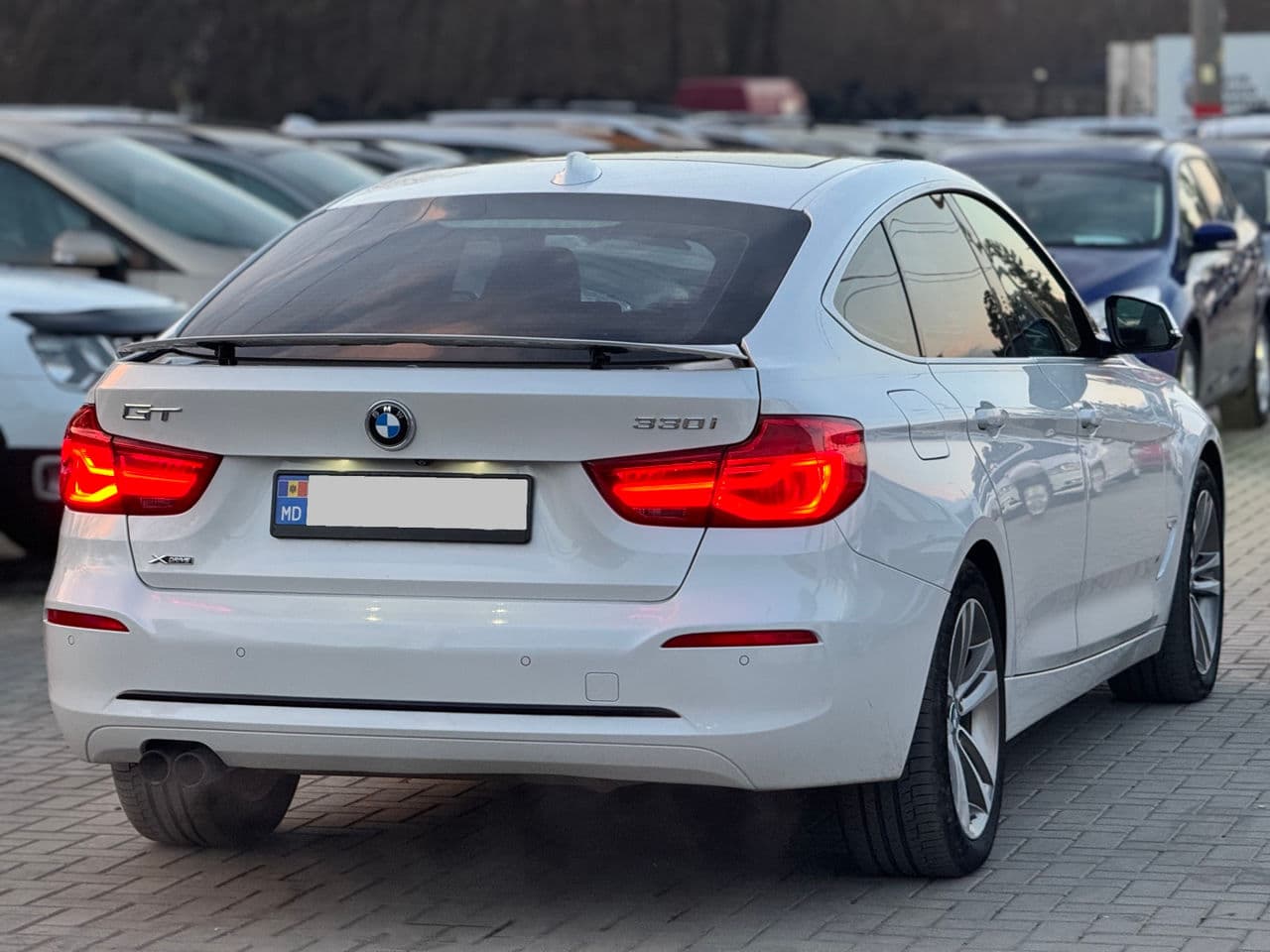 2017 BMW 330 GT — Miniatură 2