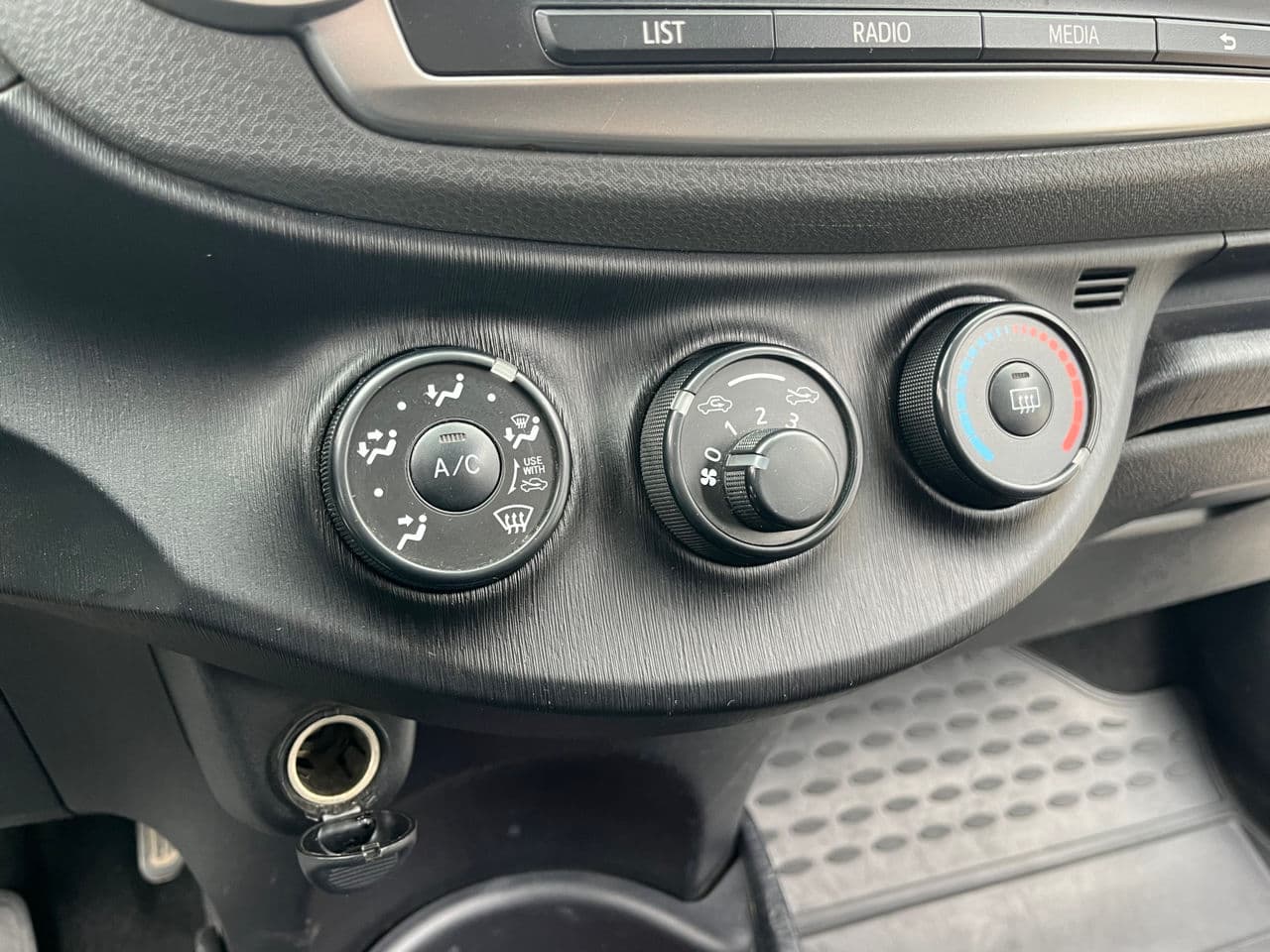 2013 Toyota Yaris — Miniatură 13