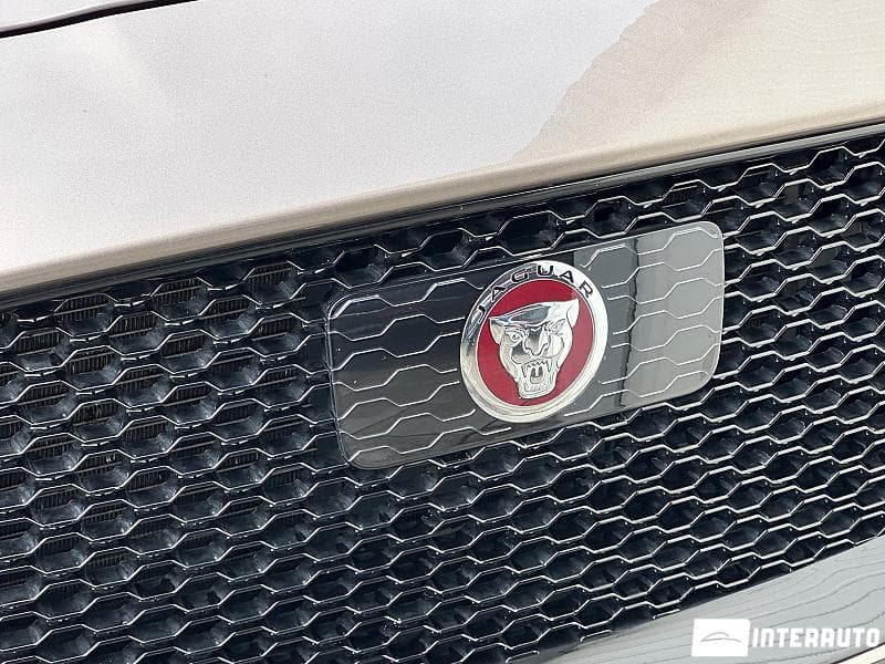 2017 Jaguar F-Pace — Miniatură 23