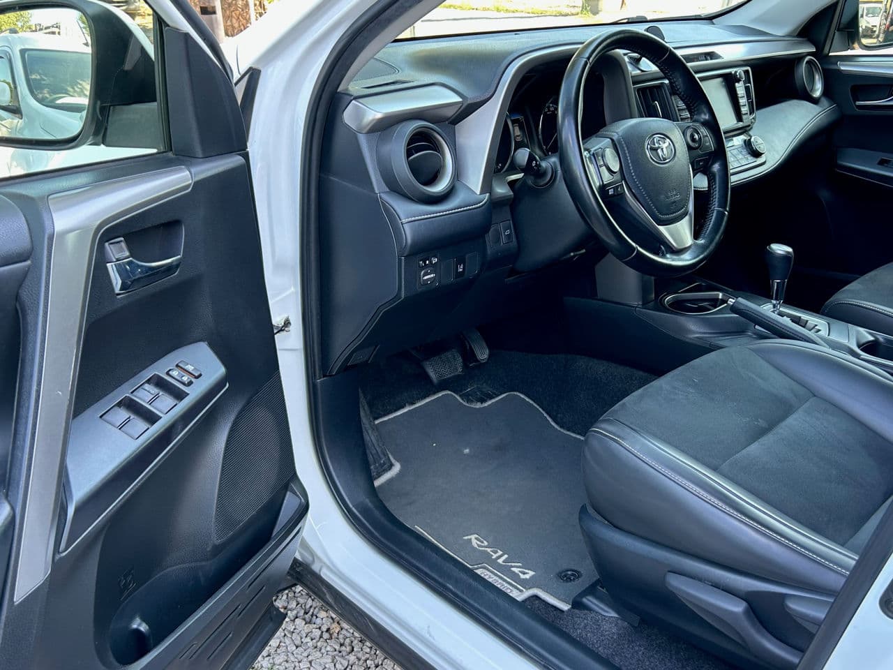 2017 Toyota Rav-4 — Miniatură 6