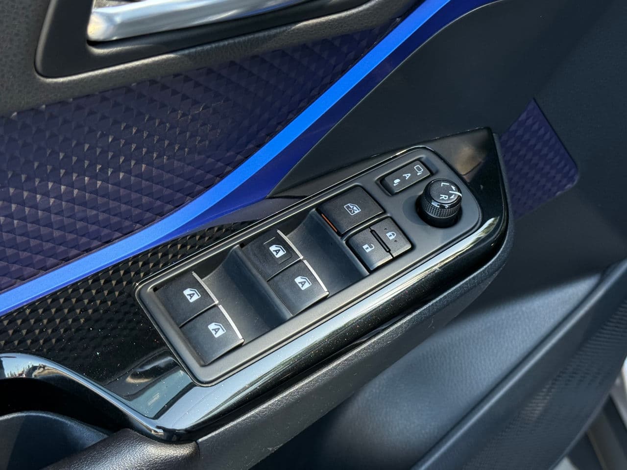 2017 Toyota C-HR — Miniatură 7