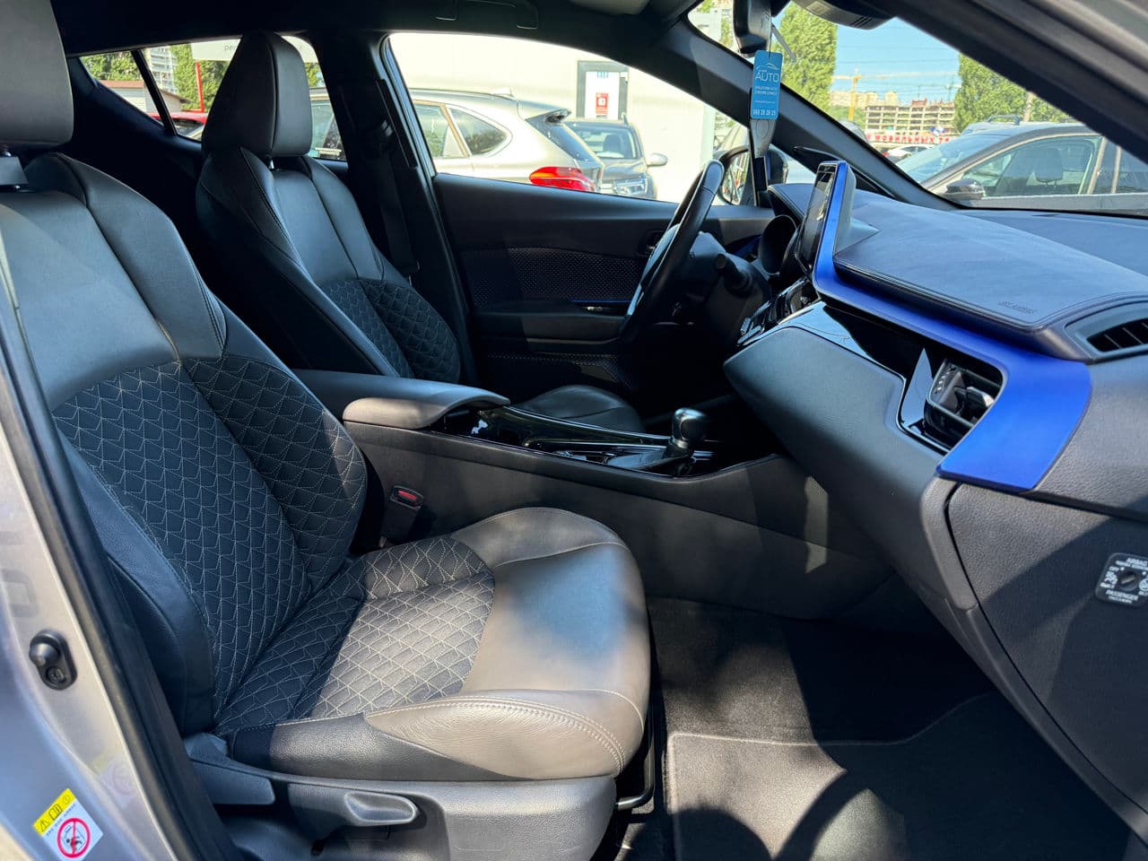 2017 Toyota C-HR — Miniatură 16