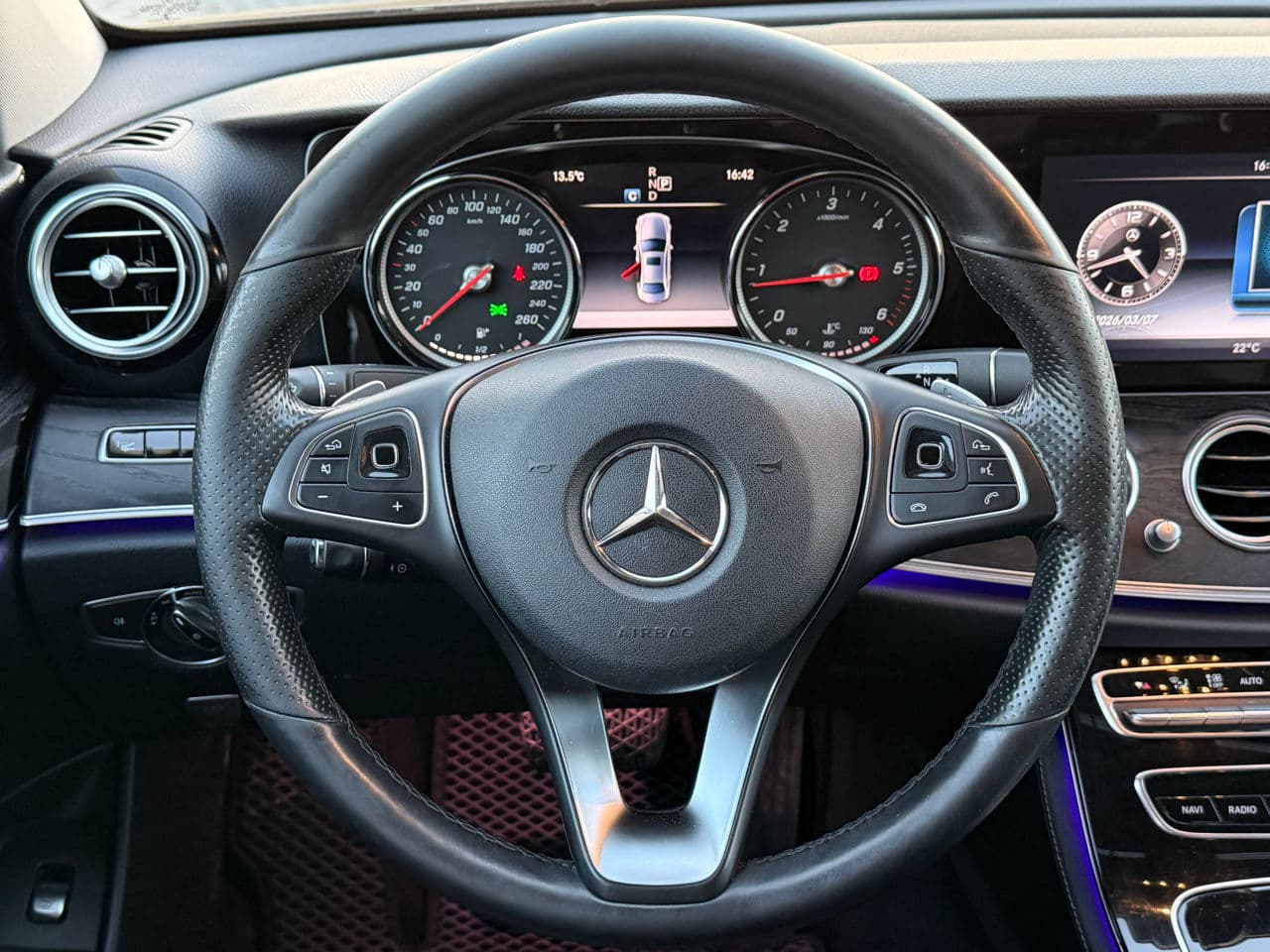 2017 Mercedes E 220 — Miniatură 13