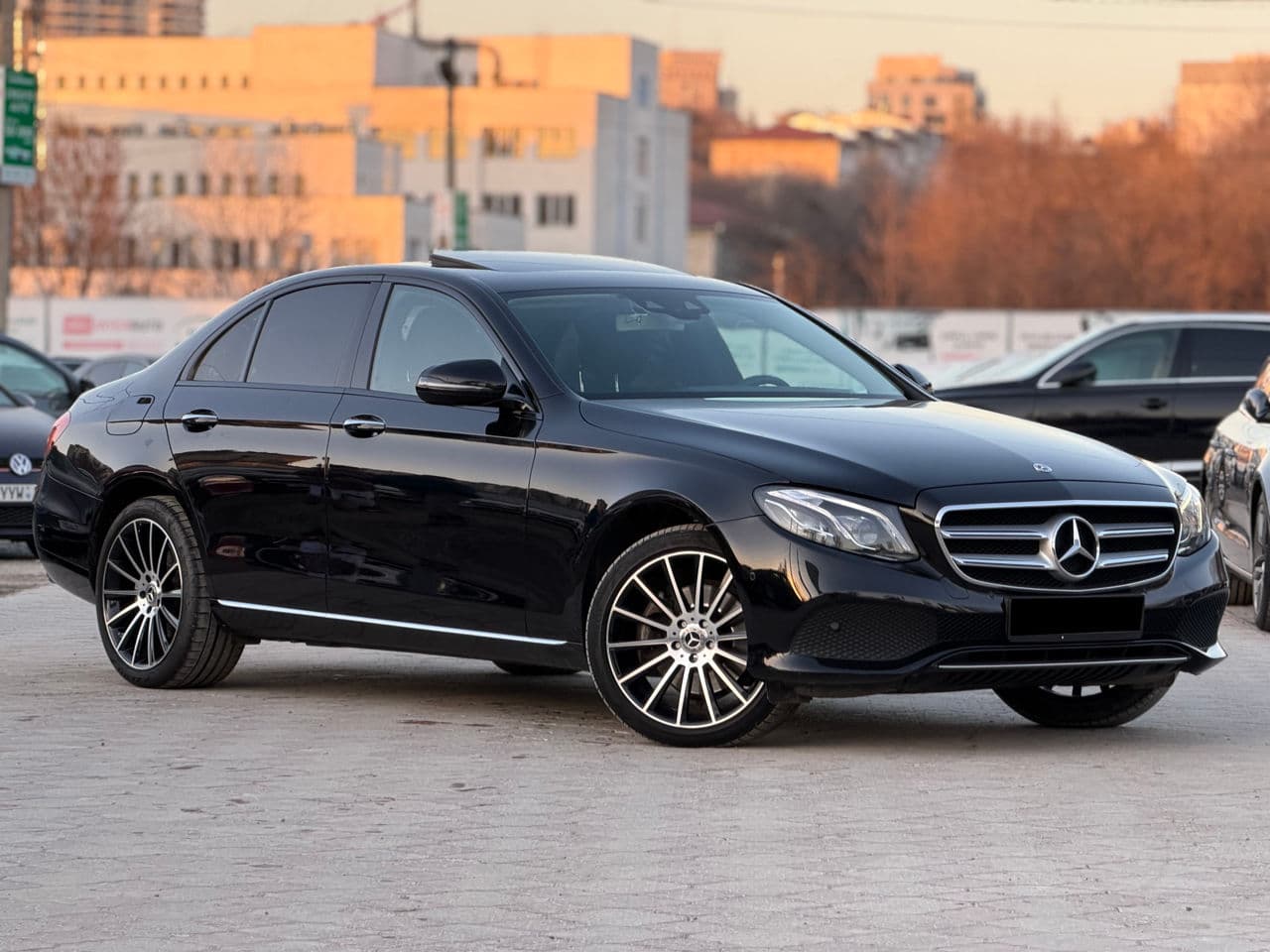 2017 Mercedes E 220 — Miniatură 4
