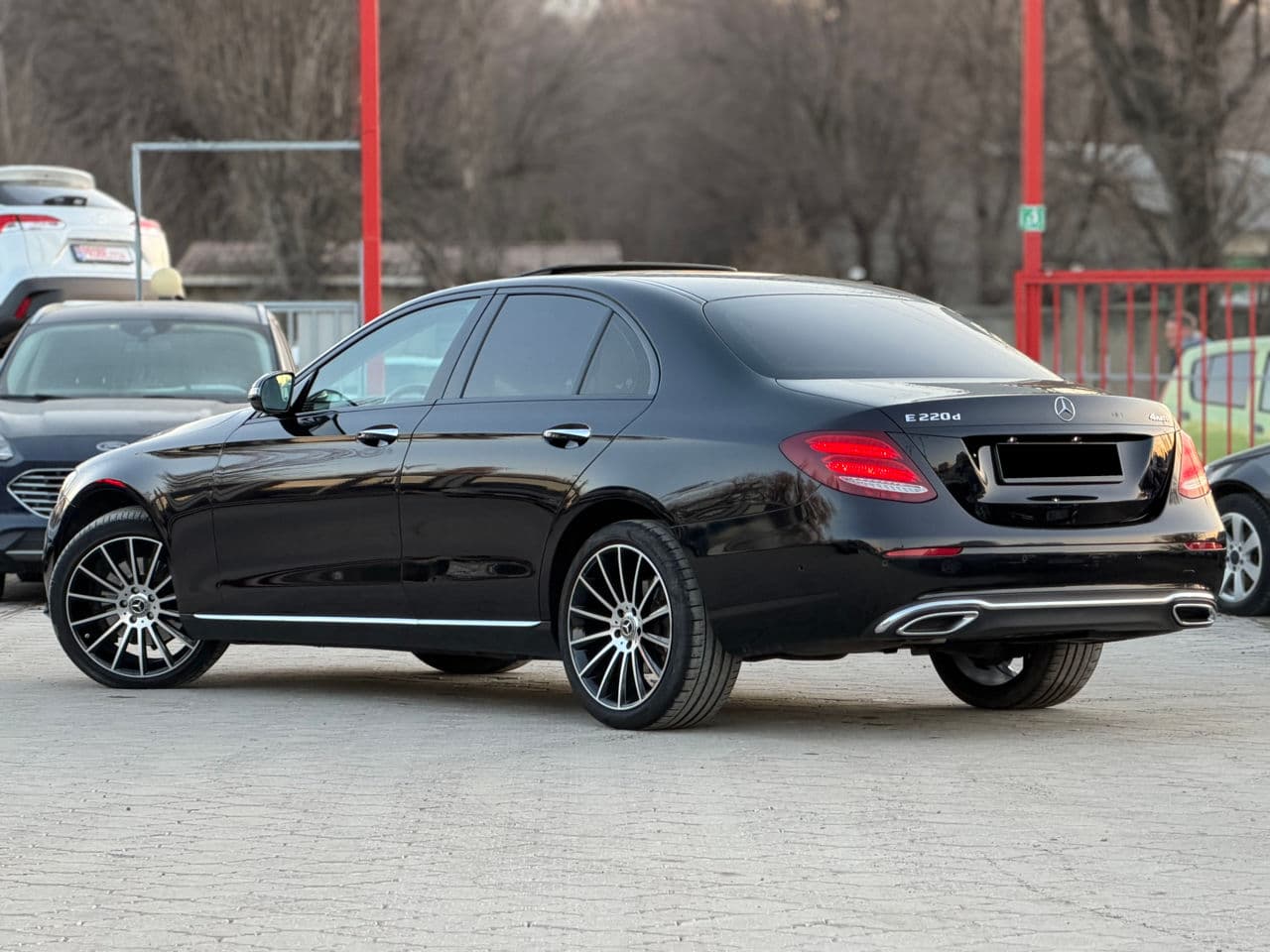 2017 Mercedes E 220 — Miniatură 3