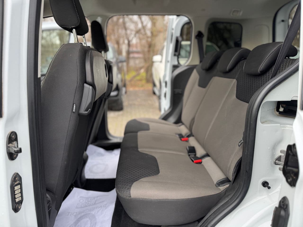 2019 Ford Tourneo Courier — Miniatură 16
