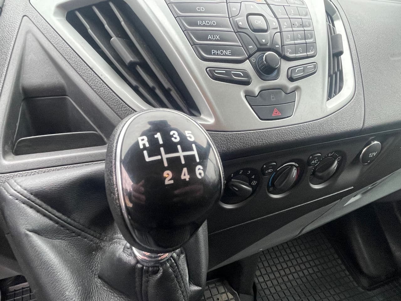 2015 Ford Transit — Miniatură 11