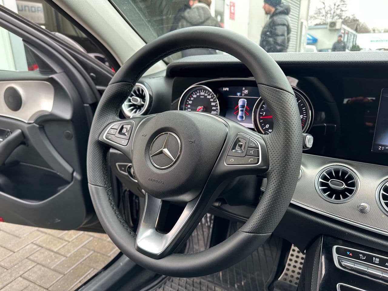 2016 Mercedes E 220 — Miniatură 8