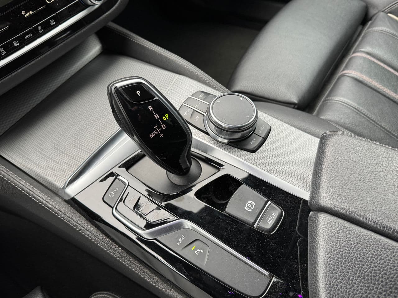 2018 BMW 530e — Miniatură 15
