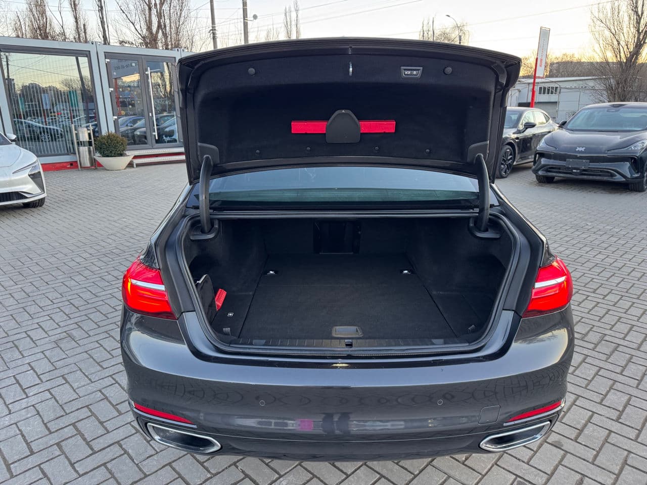 BMW 740e 2018 — Миниатюра 30