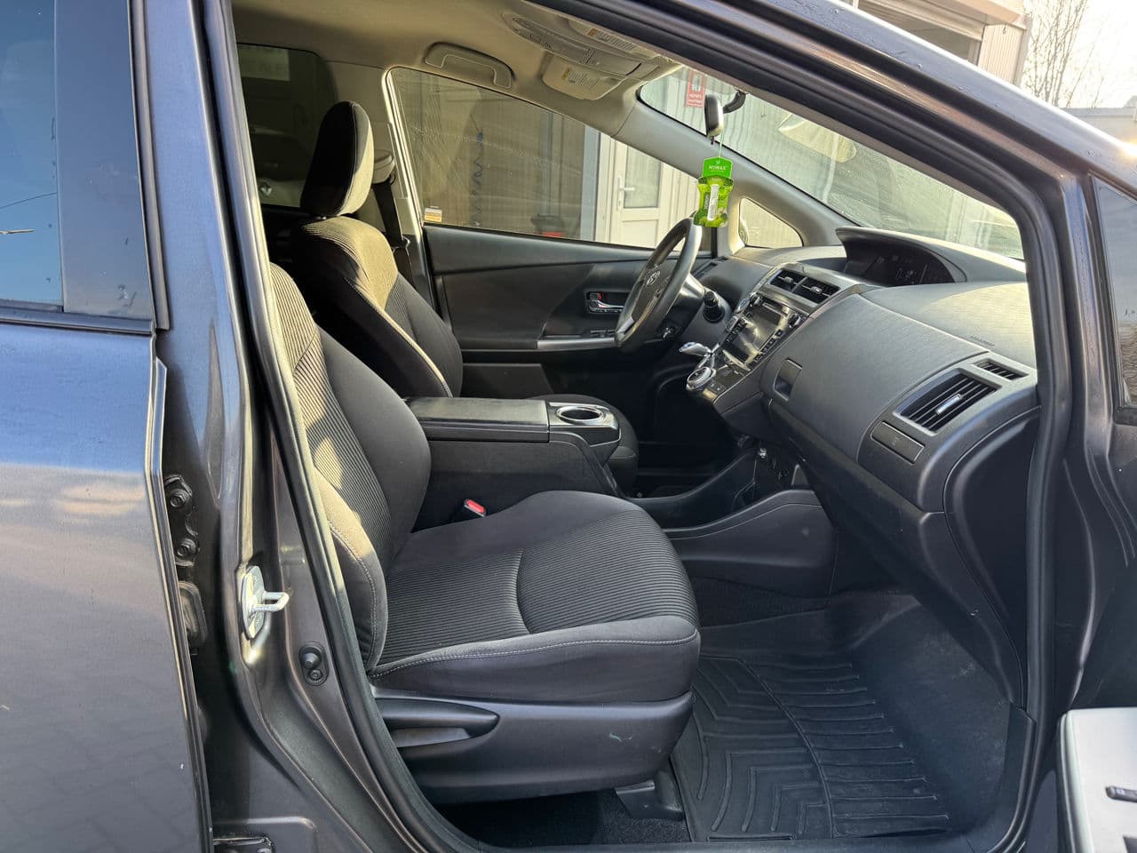 2016 Toyota Prius Plus / V — Miniatură 5