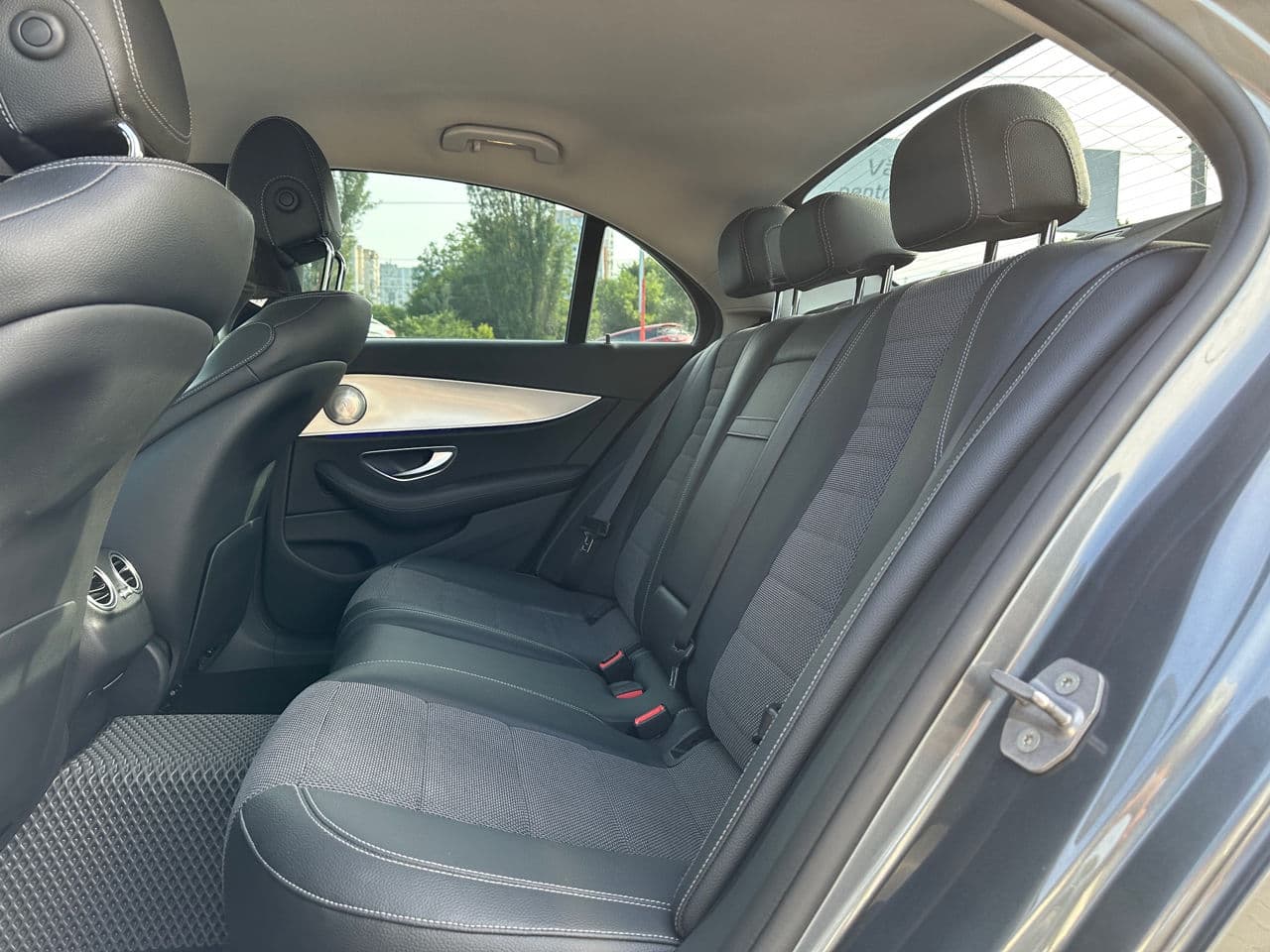 2016 Mercedes E 350e — Miniatură 20