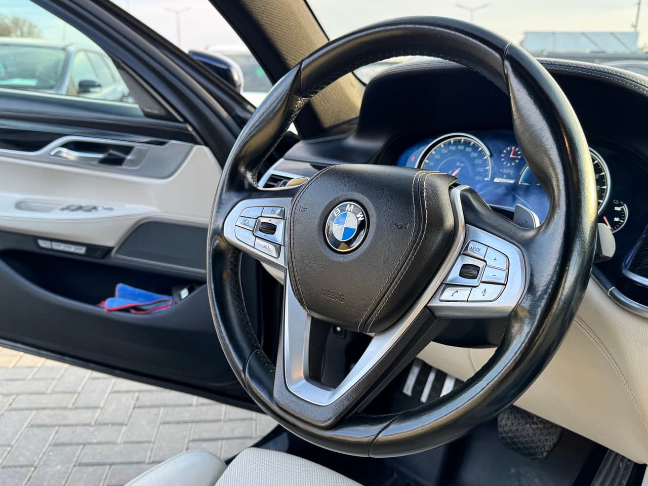 2017 BMW 740e — Miniatură 9