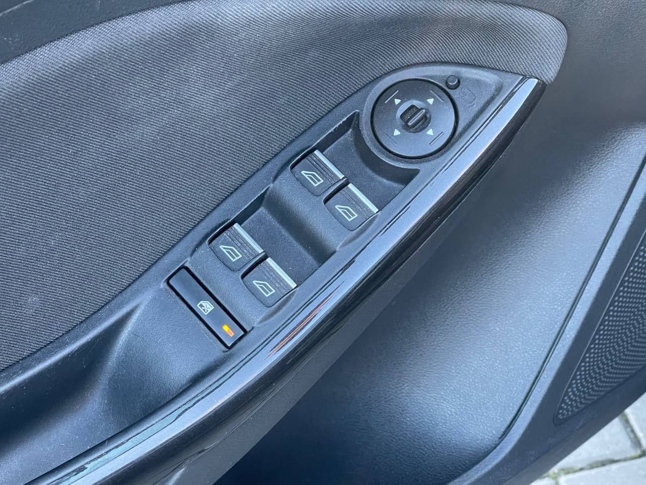 2017 Ford Focus — Miniatură 6