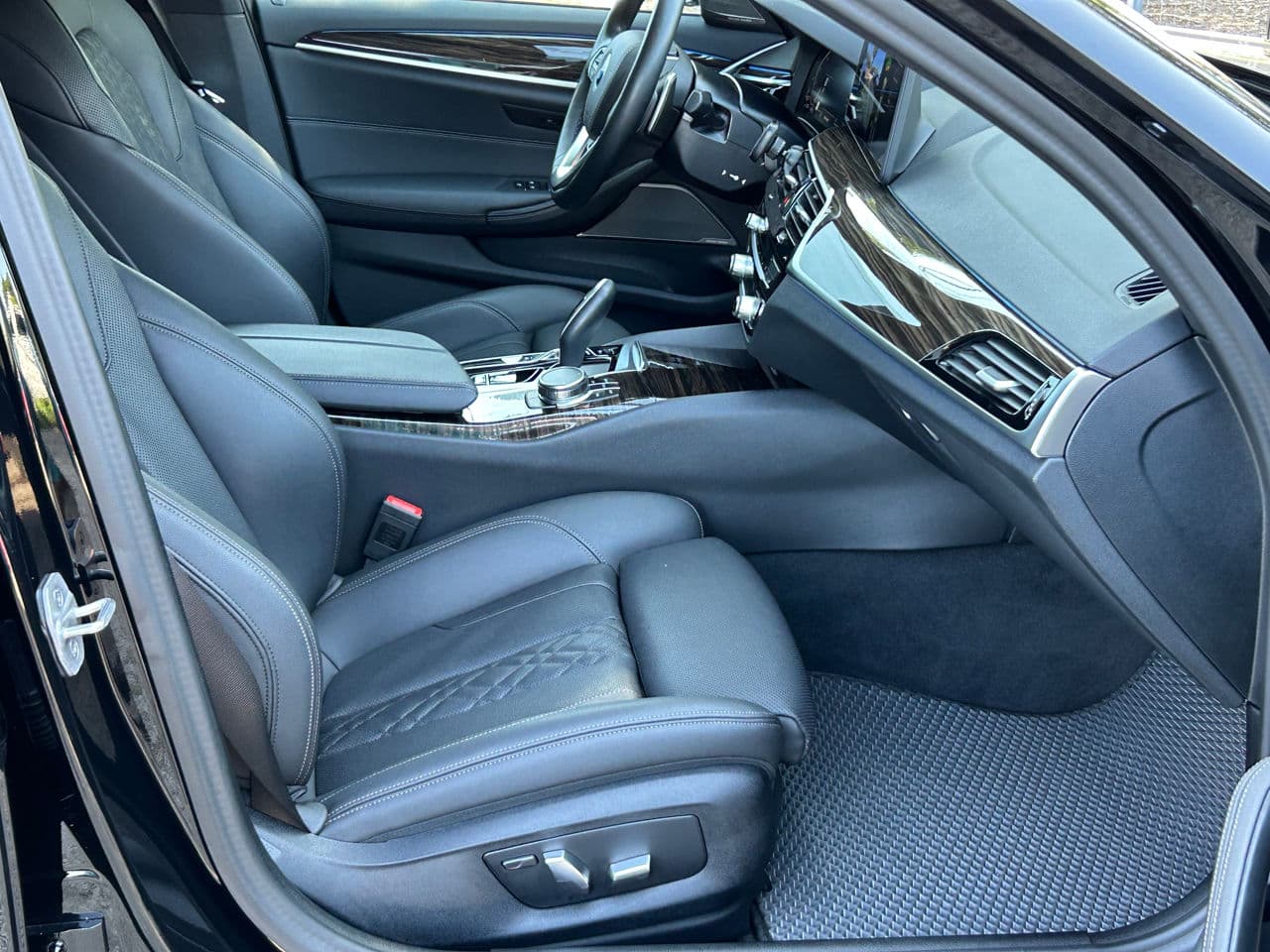 BMW 530e 2023 — Миниатюра 18