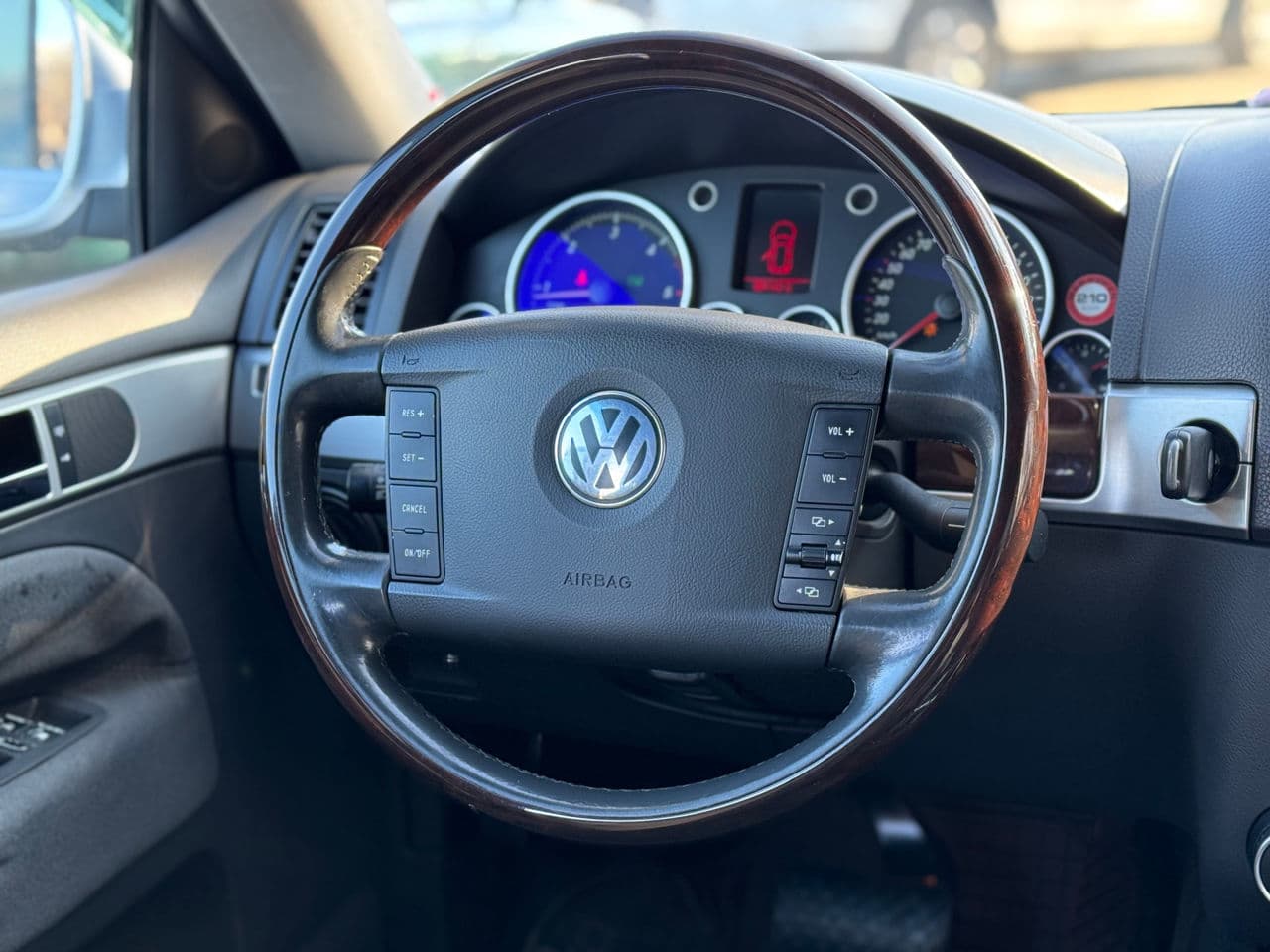 2005 Volkswagen Touareg — Miniatură 10