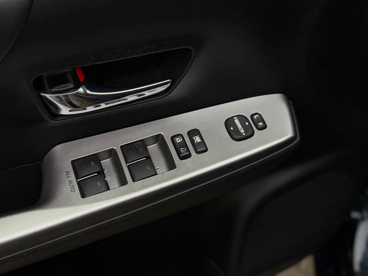 2017 Toyota Prius Plus / V — Miniatură 8