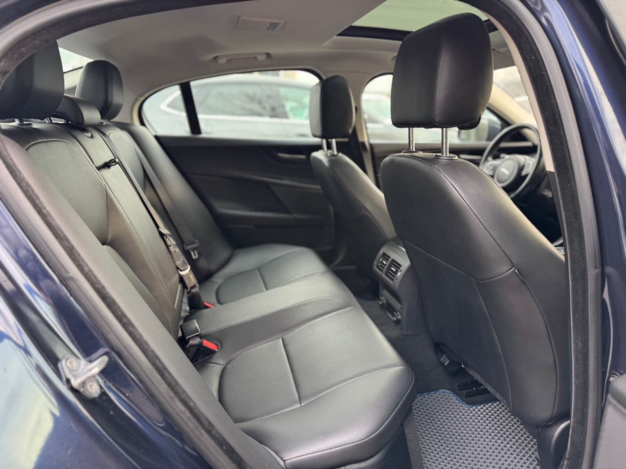2016 Jaguar XE — Miniatură 19