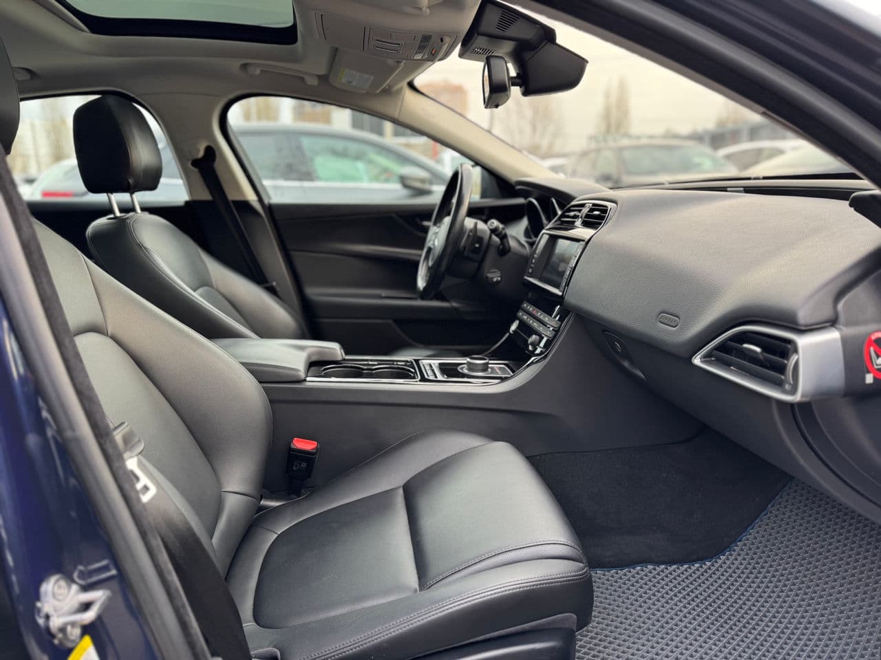 2016 Jaguar XE — Miniatură 18