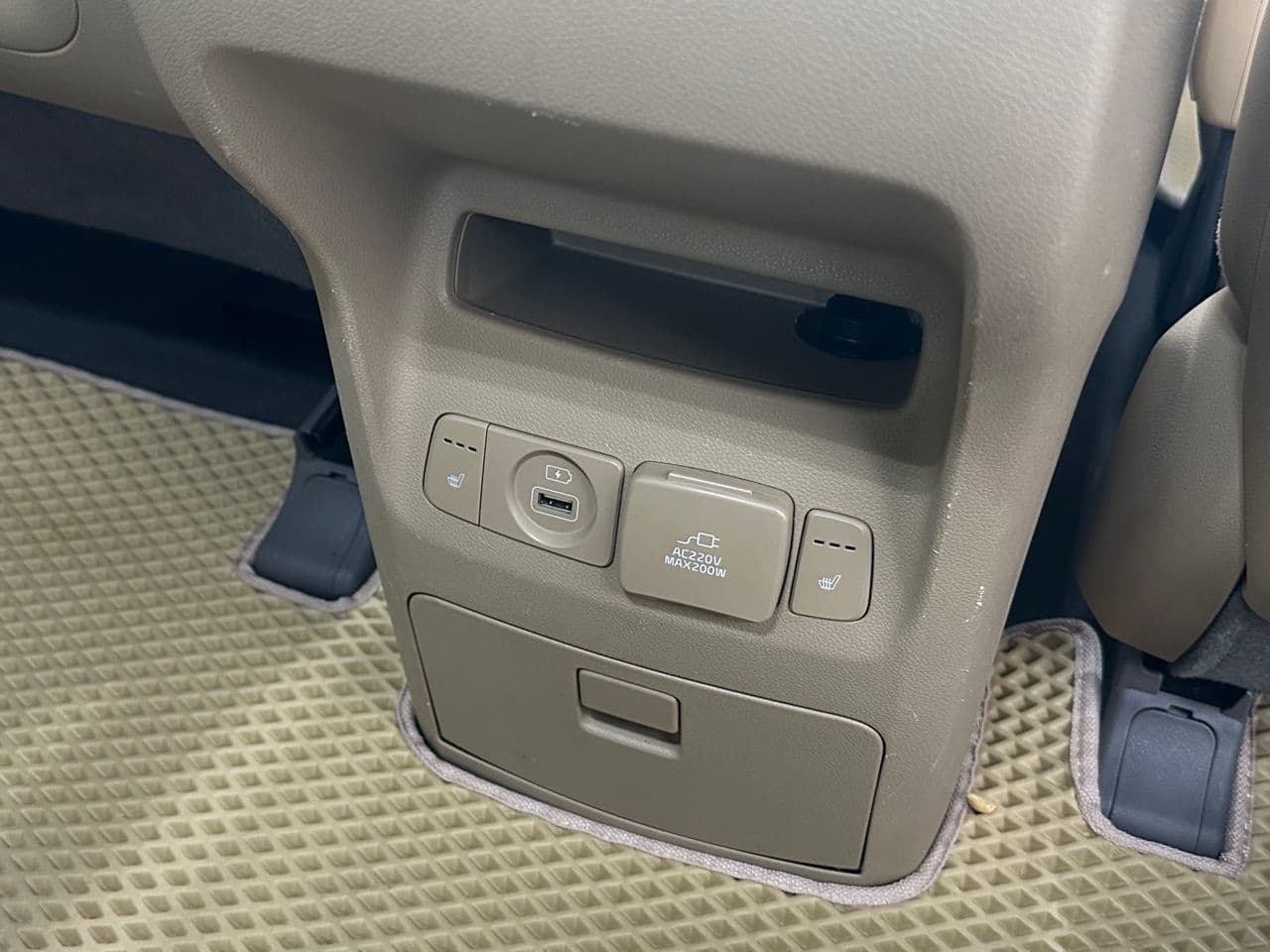 2015 Kia Carnival — Miniatură 21