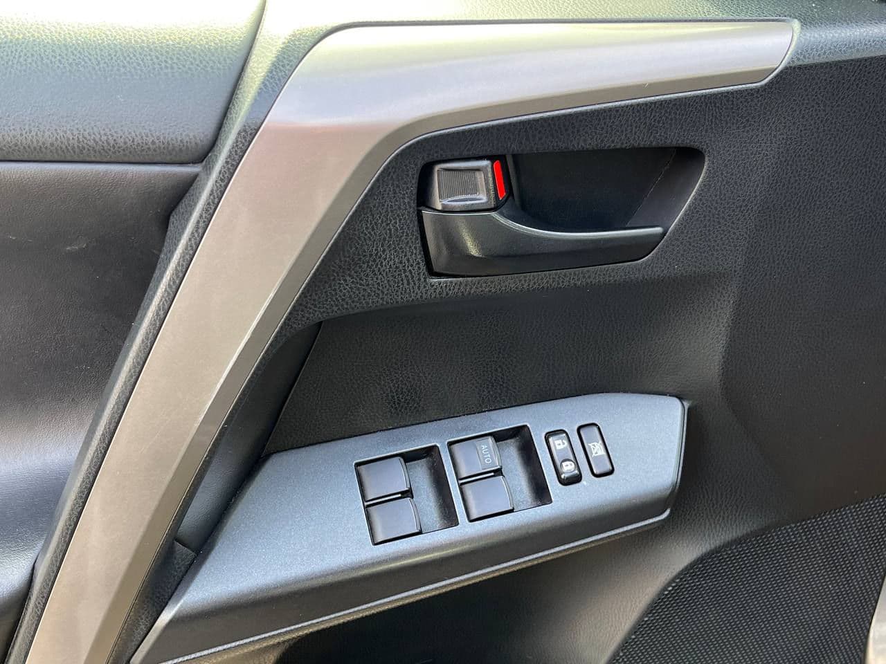 2018 Toyota Rav-4 — Miniatură 6