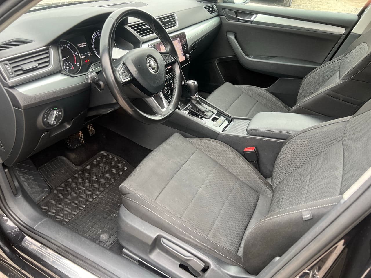 2017 Skoda Superb — Miniatură 5