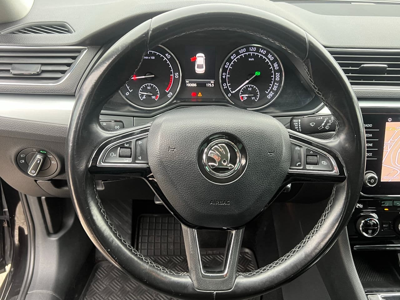 2017 Skoda Superb — Miniatură 8