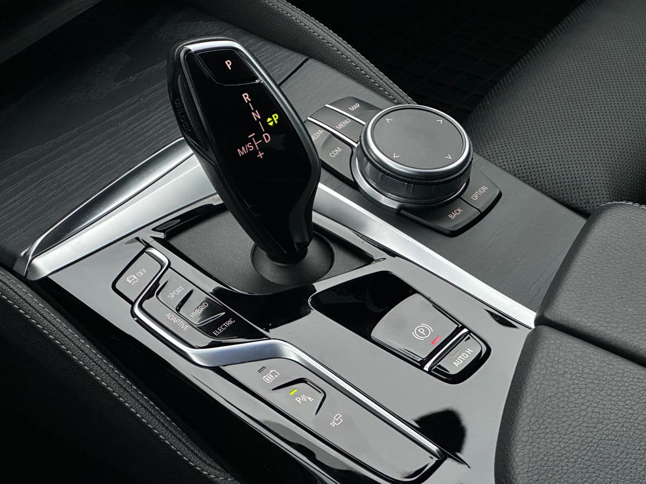 2020 BMW 545e — Miniatură 13