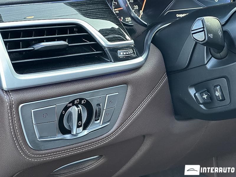 2016 BMW 740e — Miniatură 17