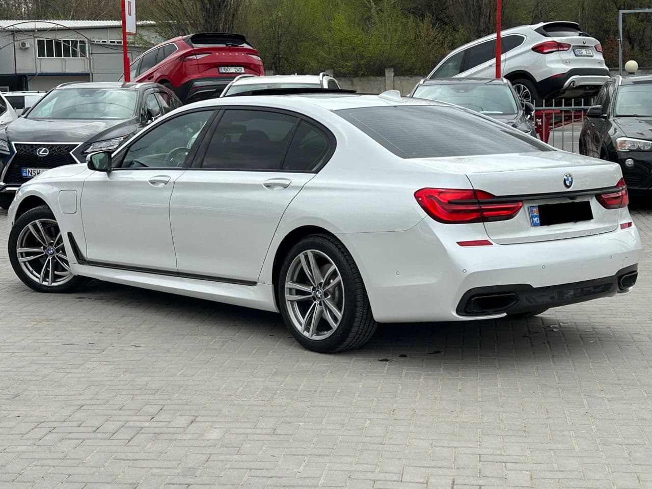 2016 BMW 740e — Miniatură 2