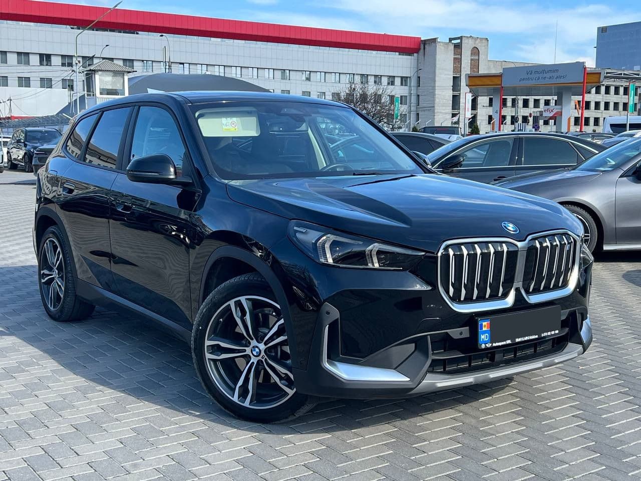 2023 BMW iX1 xDrive30 — Miniatură 3