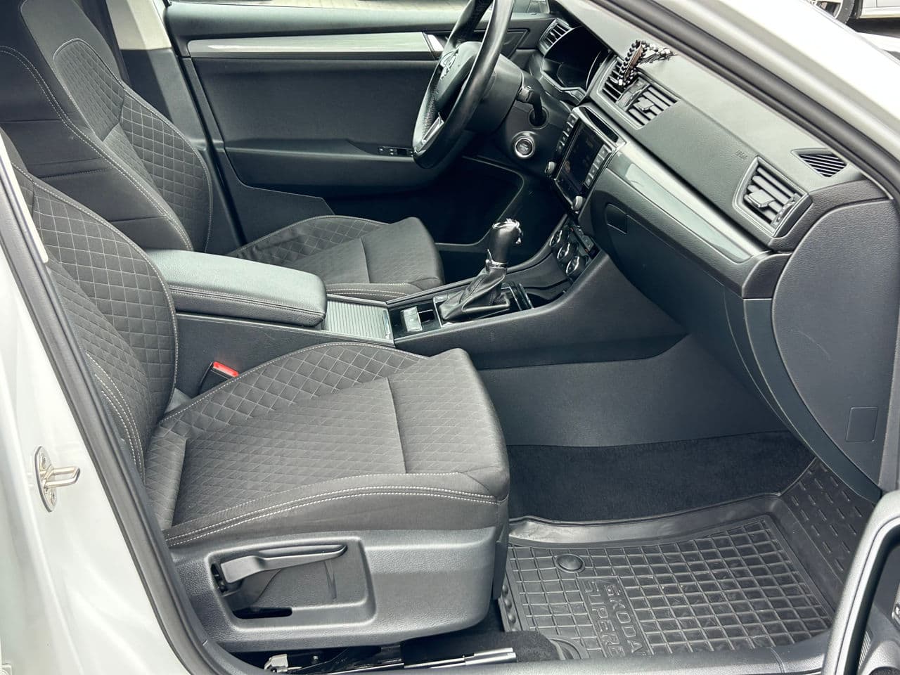 2016 Skoda Superb — Miniatură 17