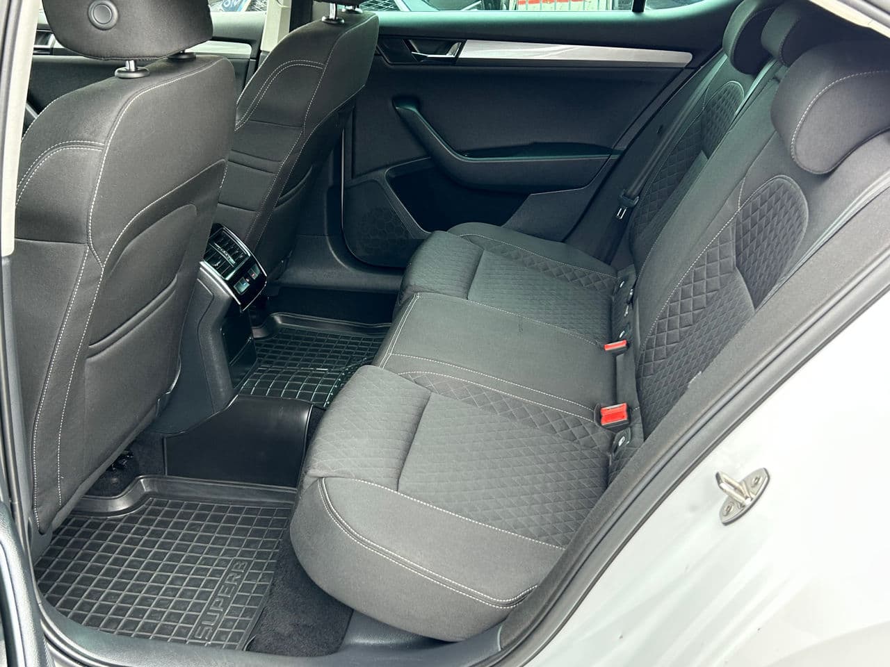 2016 Skoda Superb — Miniatură 18