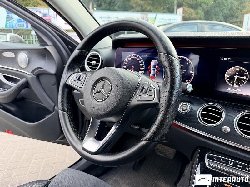 2016 Mercedes E 220 — Miniatură 11
